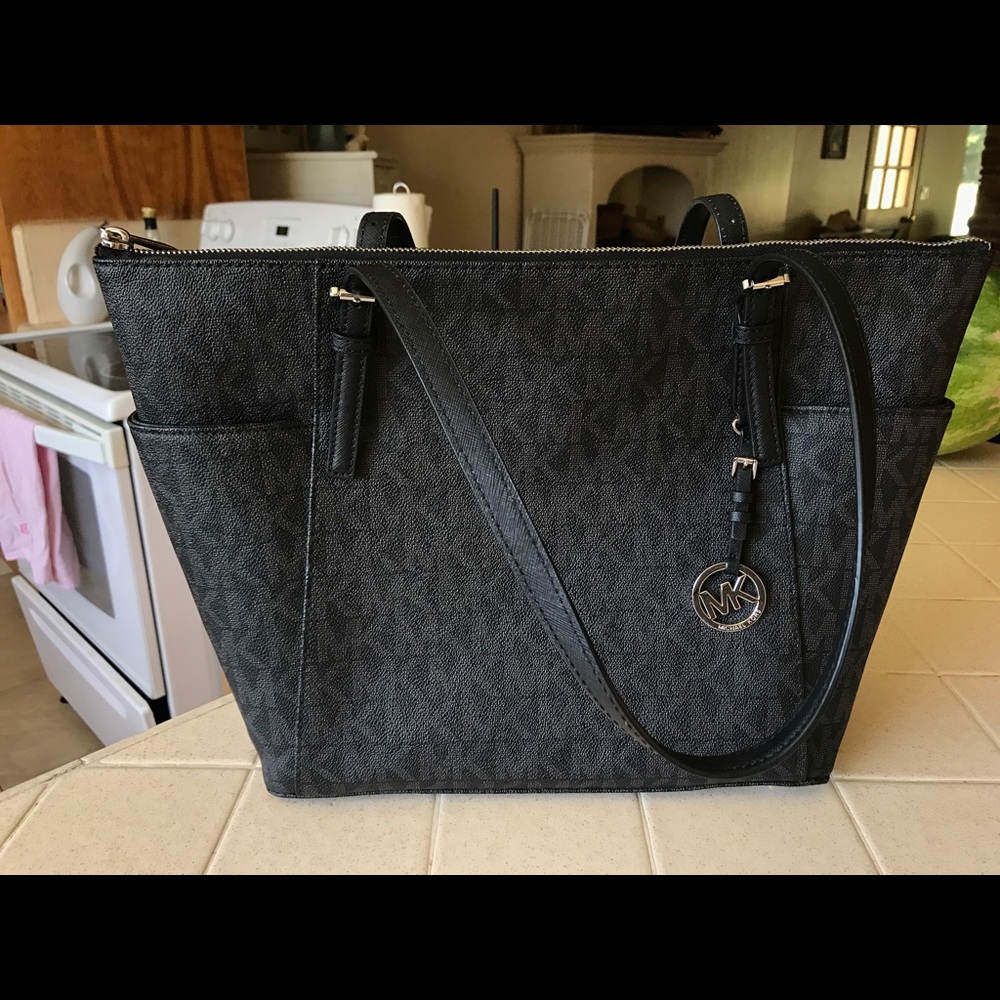 Micheal Kors purse